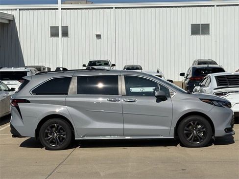 Used 2024 Toyota Sienna XLE Woodland Edition image 3