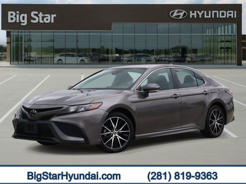 Used 2024 Toyota Camry SE FWD image 1