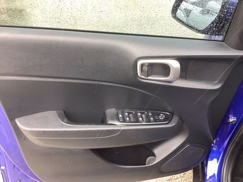 Certified 2025 Hyundai Venue SEL FWD image 11
