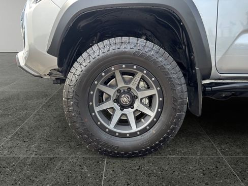 Used 2019 Toyota Tacoma TRD Off-Road AWD/4WD image 5