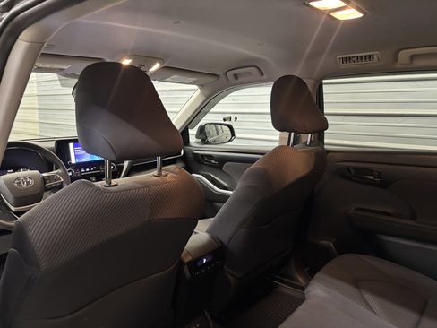 Used 2023 Toyota Highlander LE image 23
