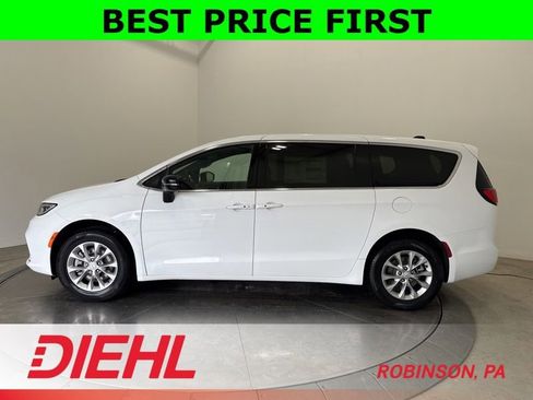 New 2026 Chrysler Pacifica Select image 4