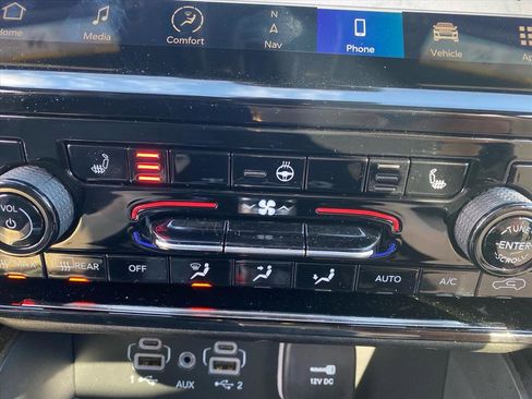 Used 2024 Jeep Grand Cherokee Limited w/ Black Appearance Package image 10