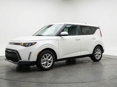 Used 2025 Kia Soul LX w/ LX Technology Package image 3