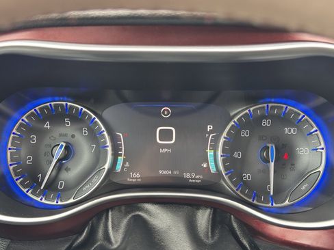 Used 2020 Chrysler Pacifica Limited image 32