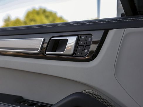 Certified 2023 Porsche Cayenne Platinum Edition image 31