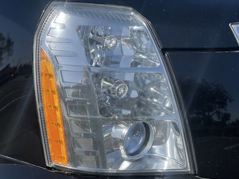 Used 2010 Cadillac Escalade Premium image 34