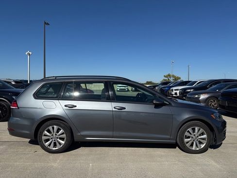 Used 2019 Volkswagen Golf S image 2
