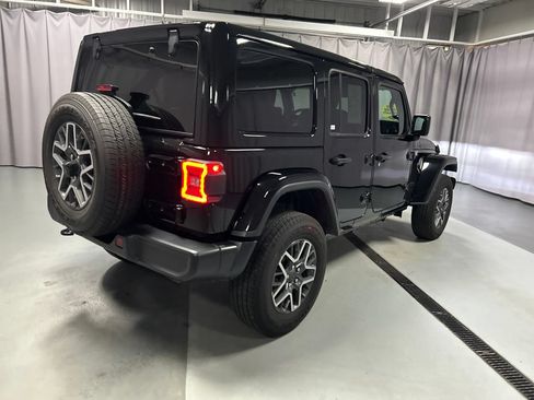Used 2025 Jeep Wrangler Unlimited Sahara AWD/4WD image 7