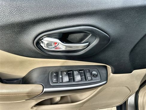 Used 2019 Jeep Cherokee Latitude w/ Popular Appearance Group image 22