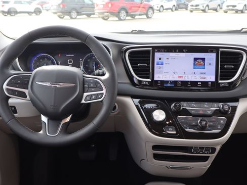 Used 2024 Chrysler Pacifica Touring-L image 15