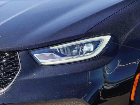 Used 2025 Chrysler Pacifica Limited FWD image 8