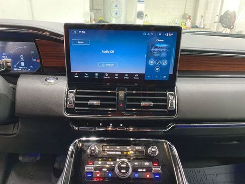 Used 2024 Lincoln Navigator Premiere image 13