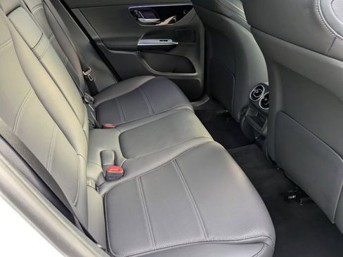 Used 2025 Mercedes-Benz GLC 300 4MATIC image 19