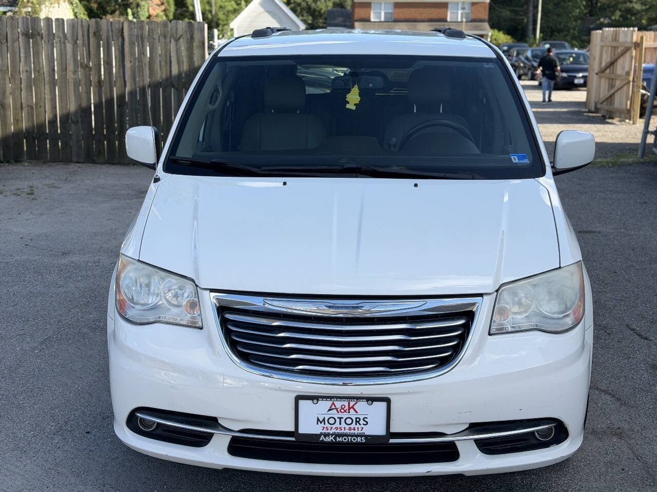 Used 2013 Chrysler Town & Country Touring FWD image 4