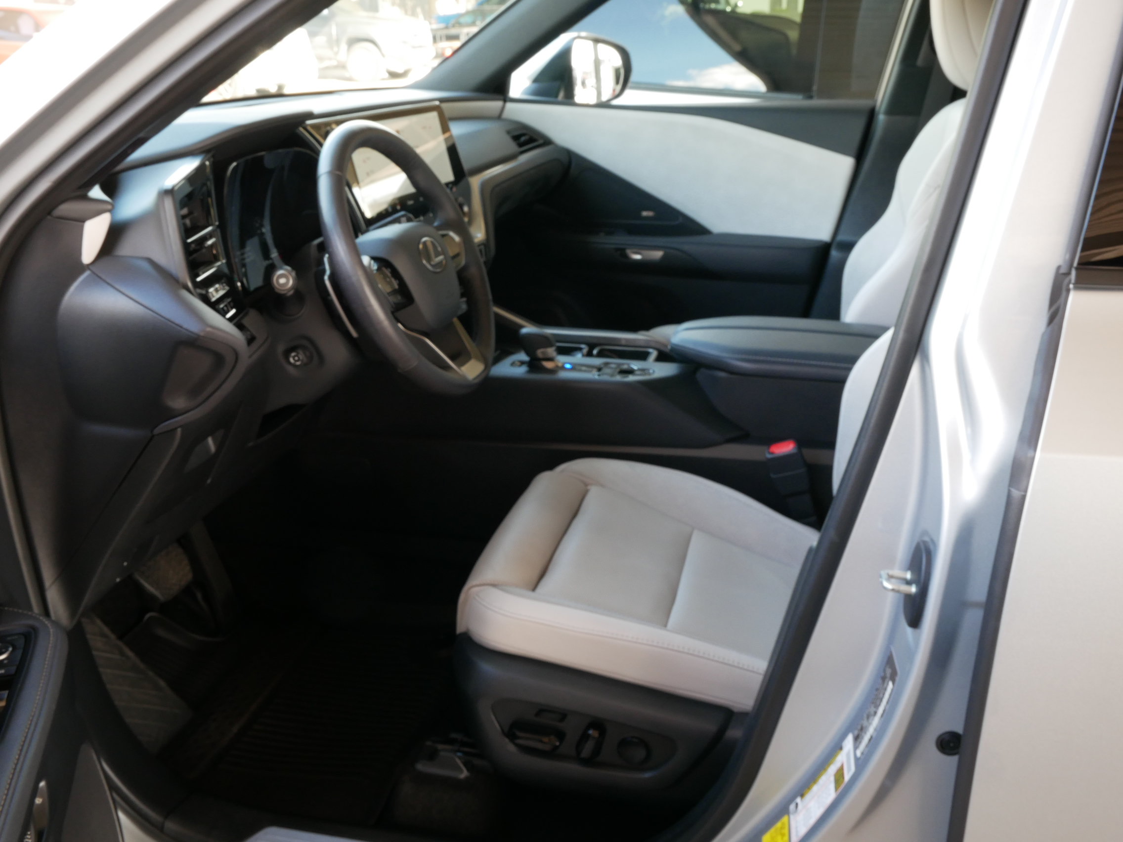 Certified 2026 Lexus TX 550h AWD Plug-In Hybrid w/ Technology Package image 4