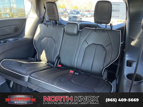 New 2026 Chrysler Pacifica Limited image 17