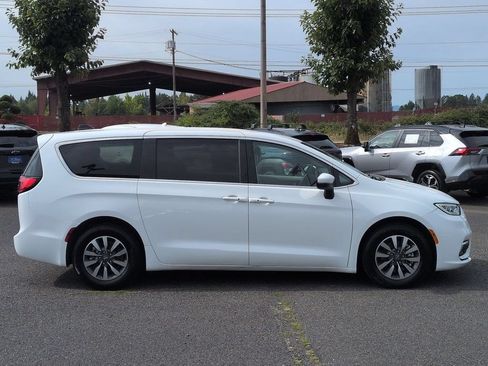 Used 2023 Chrysler Pacifica Touring-L FWD image 6