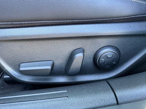 Used 2025 Genesis G70 2.5T image 14