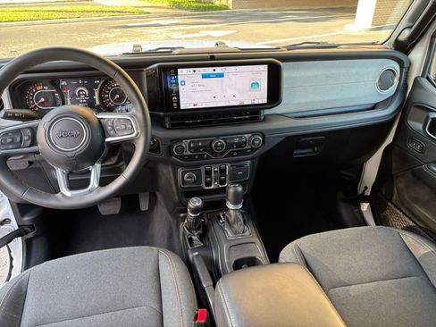 Used 2025 Jeep Wrangler Unlimited Sahara AWD/4WD image 28