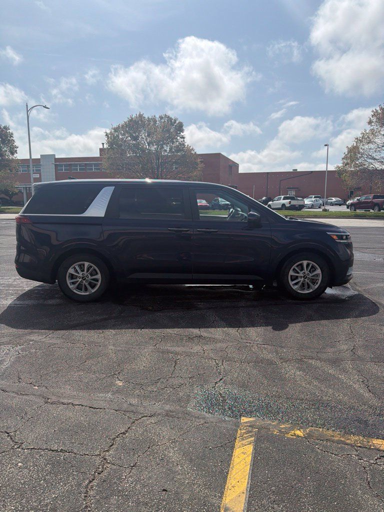 Used 2024 Kia Carnival LX FWD image 5