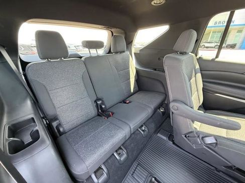 Used 2025 Chevrolet Traverse LT w/ Driver Confidence Package image 31