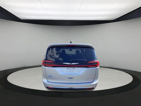 Used 2024 Chrysler Pacifica Limited image 7
