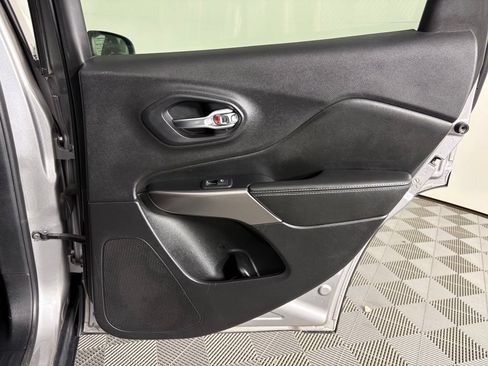 Used 2020 Jeep Cherokee Latitude FWD image 43