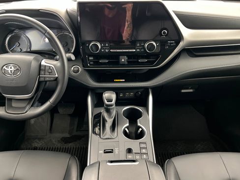 Used 2025 Toyota Highlander XLE image 13