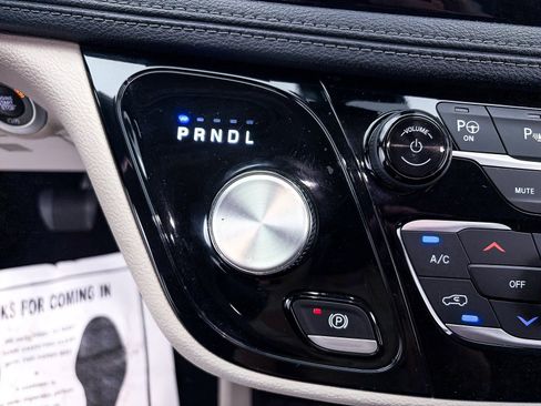 Used 2020 Chrysler Pacifica Limited w/ Advanced Safetytec Group image 28