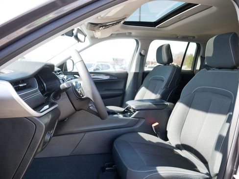 Used 2023 Jeep Grand Cherokee Laredo w/ Luxury Tech Group I image 33