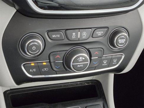 Used 2019 Jeep Cherokee Limited image 20