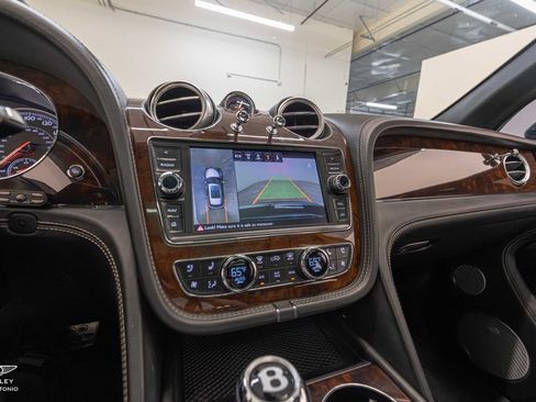 Used 2017 Bentley Bentayga AWD/4WD image 51