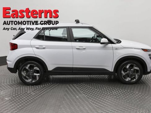 Used 2021 Hyundai Venue SEL FWD image 4