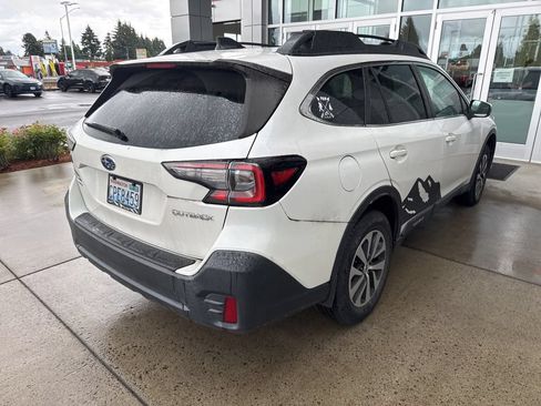 Used 2022 Subaru Outback Premium AWD/4WD image 3