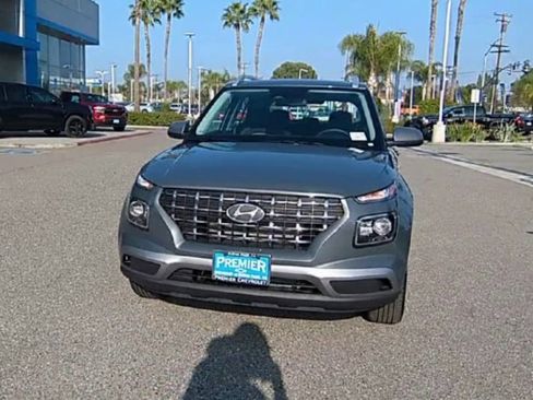 Used 2025 Hyundai Venue SEL image 3