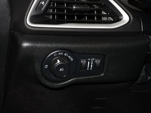 Used 2025 Chrysler Pacifica Select FWD image 26