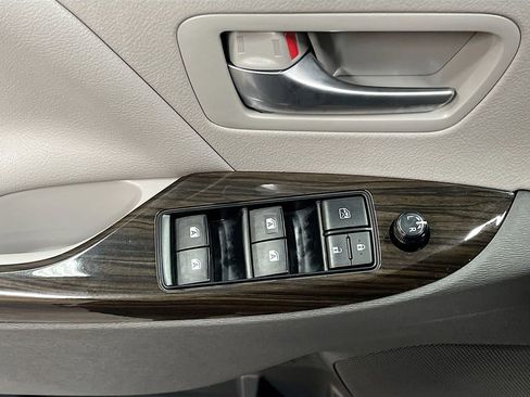 Used 2017 Toyota Sienna XLE AWD/4WD image 17