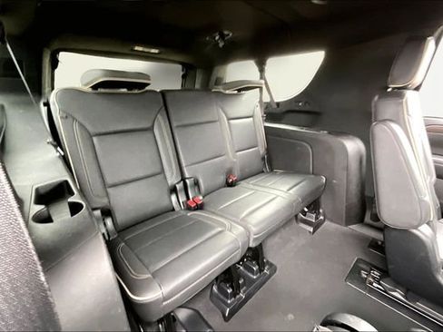 Used 2023 Chevrolet Suburban Premier image 18