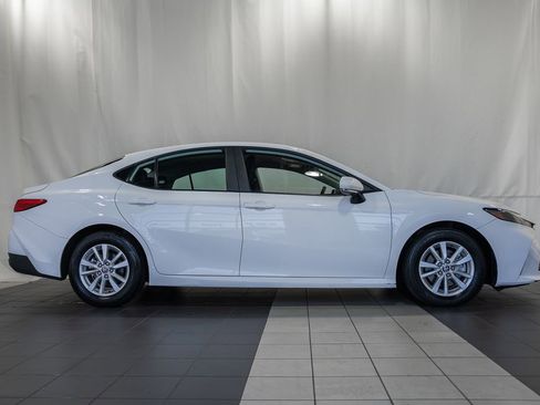 Used 2025 Toyota Camry LE image 3