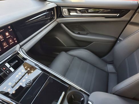 Used 2024 Porsche Panamera w/ Premium Package image 25