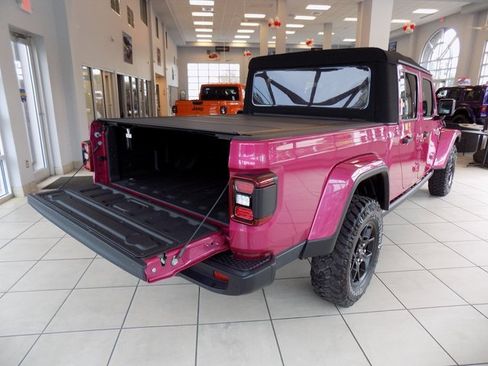 Used 2024 Jeep Gladiator Sport image 12