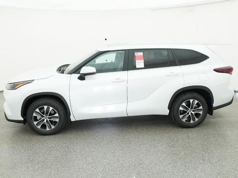 New 2026 Toyota Highlander XLE image 3