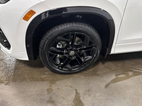 New 2026 Volkswagen Tiguan SE R-Line image 9