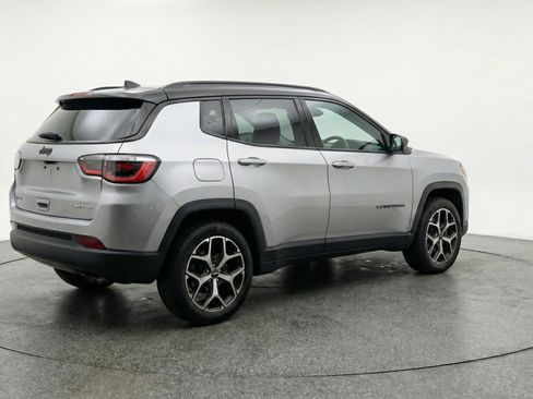 Used 2025 Jeep Compass Limited image 9