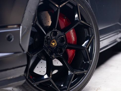 Used 2024 Lamborghini Urus Performante AWD/4WD image 2