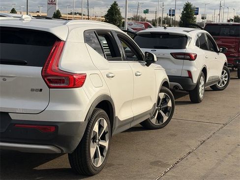 Used 2023 Volvo XC40 B5 Plus w/ Driver Assist Package image 5