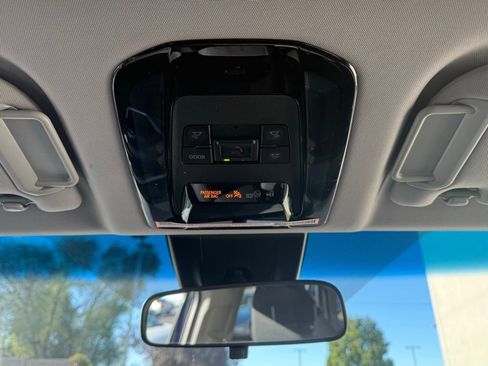 Used 2024 Toyota Venza LE image 17