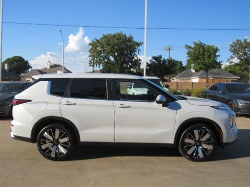Used 2025 Mitsubishi Outlander SE image 5