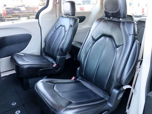 Used 2023 Chrysler Pacifica Touring-L FWD image 19